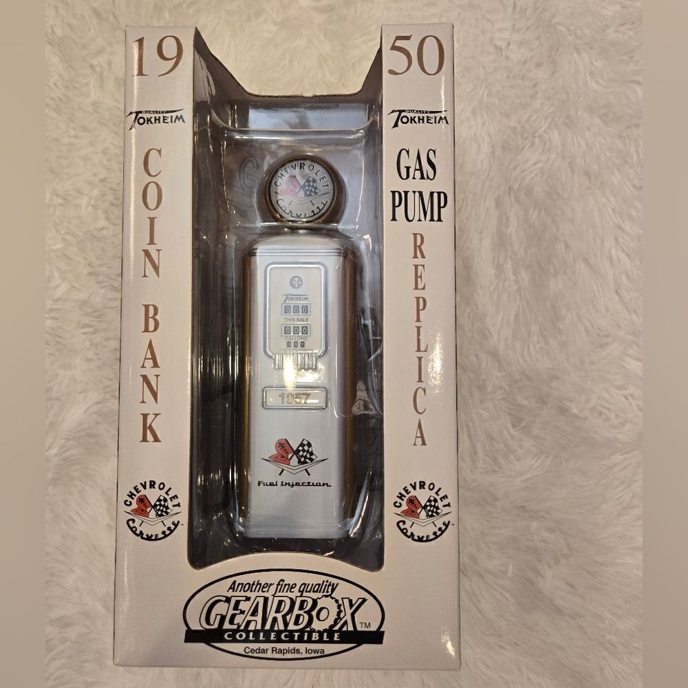 Collectors Gas Pump Replica Coin Bank Chevolet Corvette 1950 Limited Edition NWT